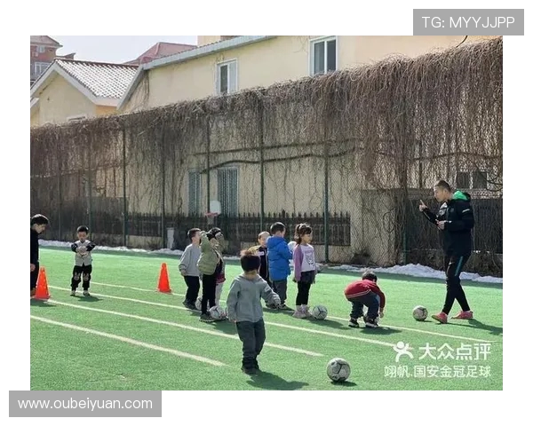 新疆小球员走进国安训练基地 亲身体验职业足球文化的魅力与成长 新疆小球员走进国安训练基地 亲身体验职业足球文化的魅力与成长