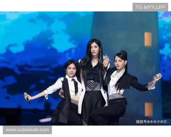 赵丽娜演绎emoji换装米兰球衣搭短裙尽显活力运动俏皮魅力