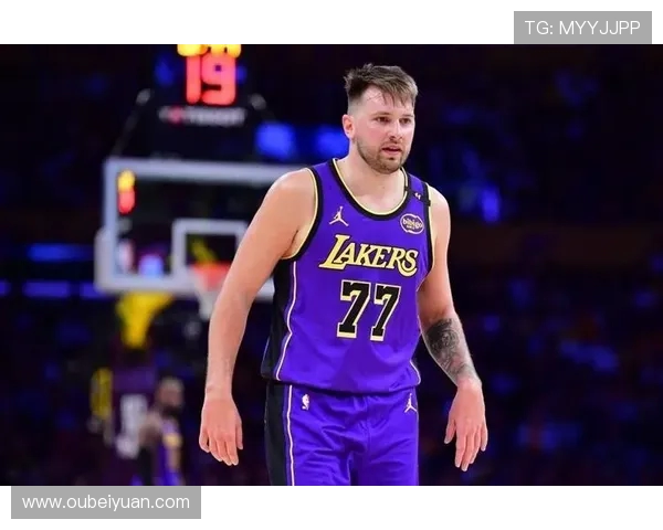 原创强势爆发！东契奇再次单节20分，詹皇复出2+2，湖人31-31太阳，布克11分